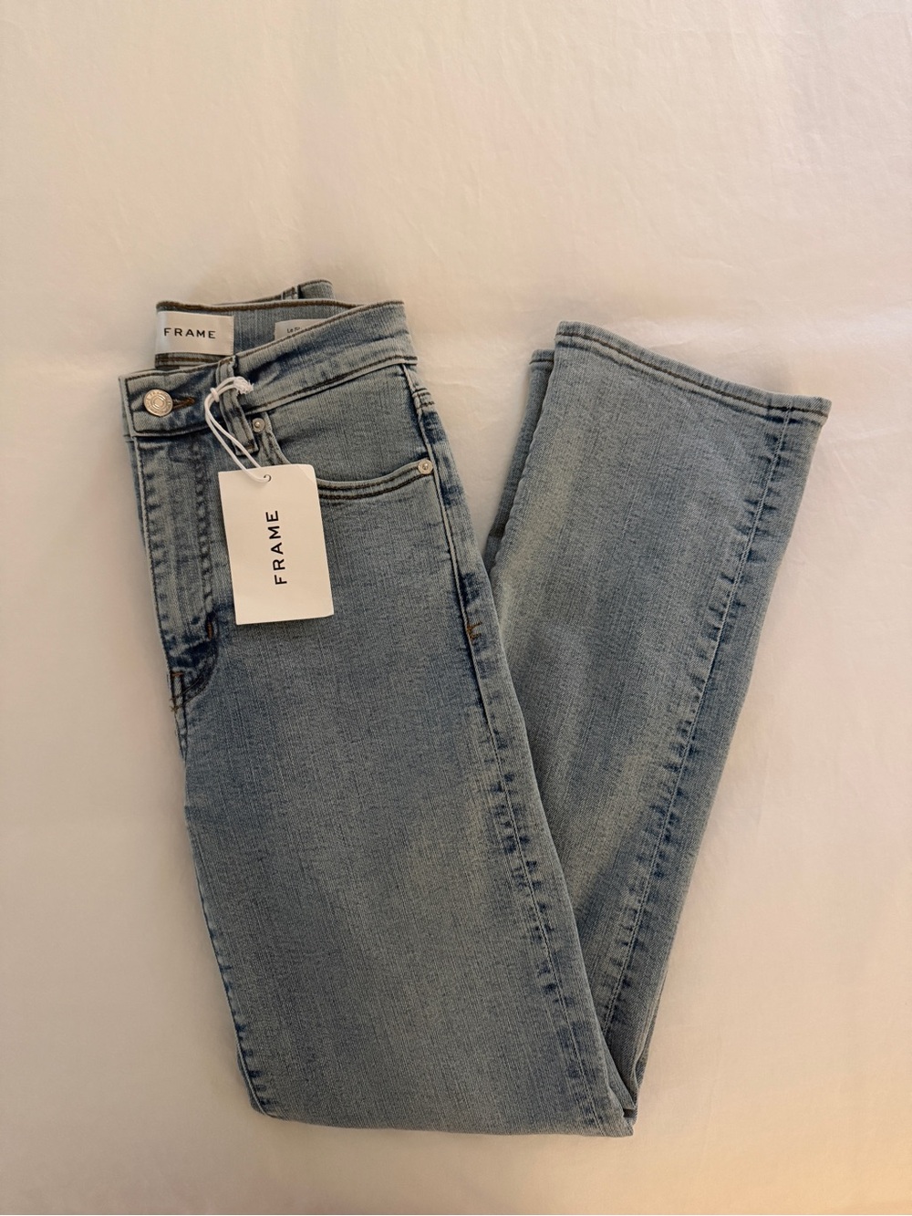 Frame Le Sleek Straight | Denim Straight-Leg Jeans in Light Blue Wash - Picture 6 of 7
